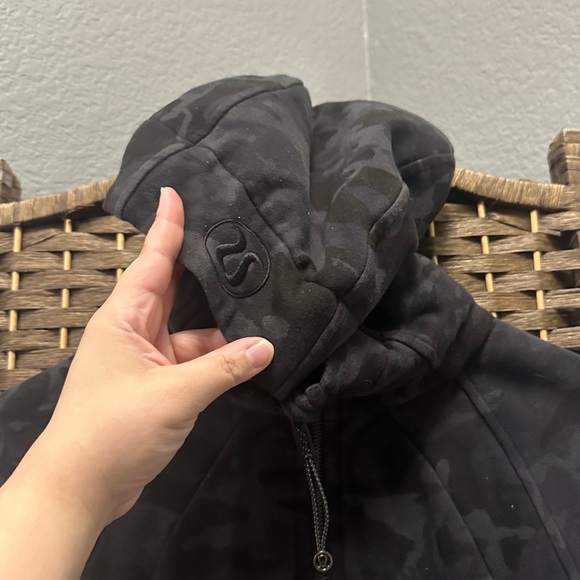 Lululemon black camo full zip up scuba jacket size 6 - Picture 3 of 4